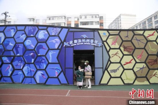 圖為西寧市第一中學(xué)濕地科普宣教館?！±罱瓕?攝