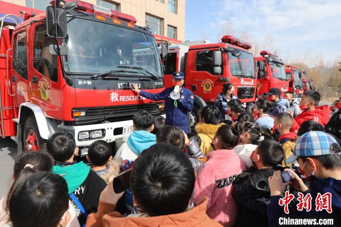 圖為消防員向小朋友們講解消防車(chē)?！铨埥?攝