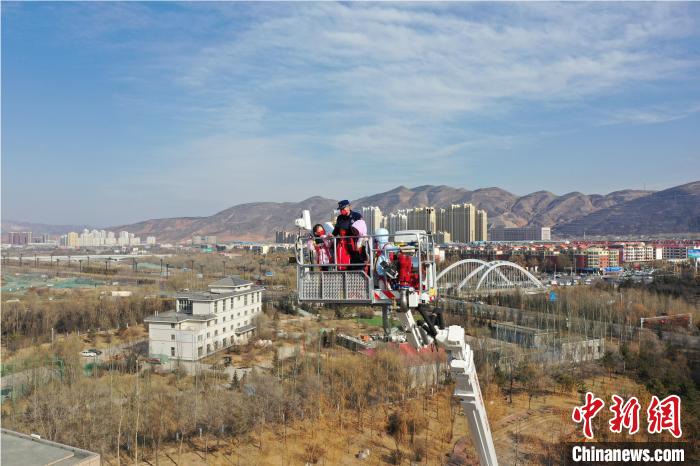 圖為小朋友在消防員的陪同下，體驗(yàn)78米登高平臺(tái)消防車(chē)?！铨埥?攝