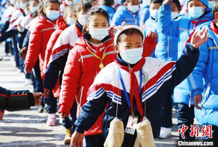 圖為學(xué)生跳起歡快的藏族舞蹈迎接新學(xué)期?！●R銘言 攝
