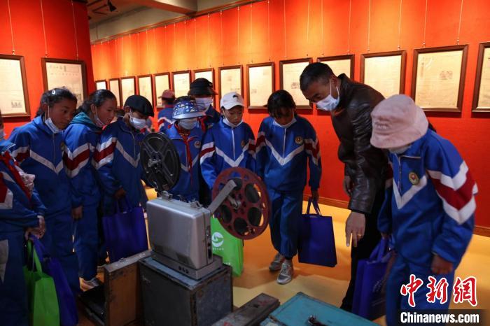 資料圖為玉樹市第四完小學(xué)生參觀鑄牢中華民族共同體意識(shí)主題展?！『F龍 攝