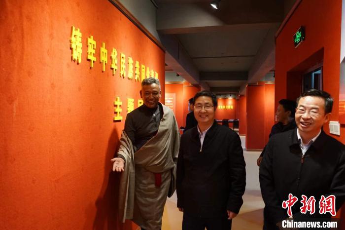 資料圖為參觀鑄牢中華民族共同體意識(shí)主題展。　胡貴龍 攝