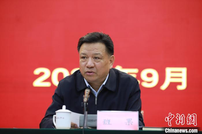 圖為青海省委常委、統(tǒng)戰(zhàn)部部長班果出席會議并講話?！『F龍 攝