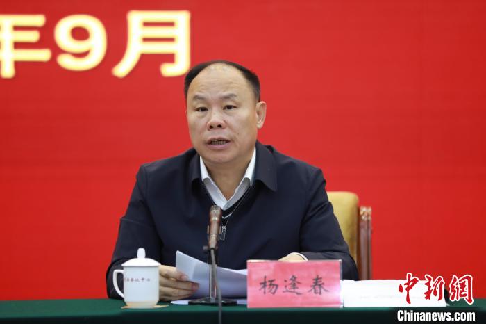 圖為青海省副省長楊逢春主持會議并講話?！『F龍 攝