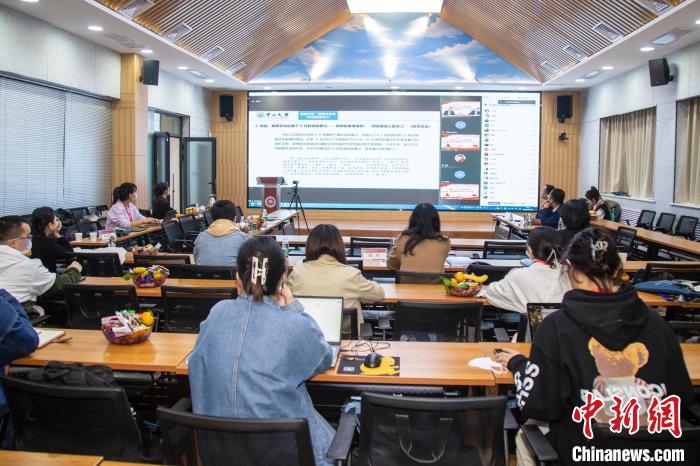圖為論壇會(huì)議現(xiàn)場(chǎng)?！⊥瑬|放 攝