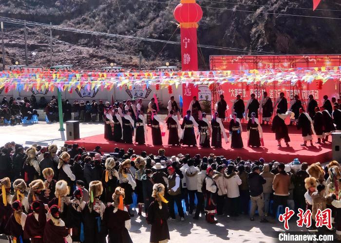 文藝活動全景。　芒康縣委宣傳部供圖
