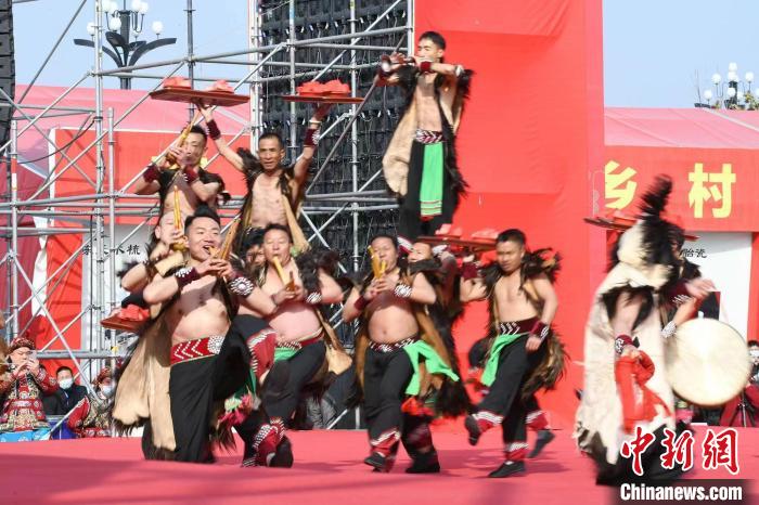 圖為少數(shù)民族舞蹈展演?！×赫赵?攝