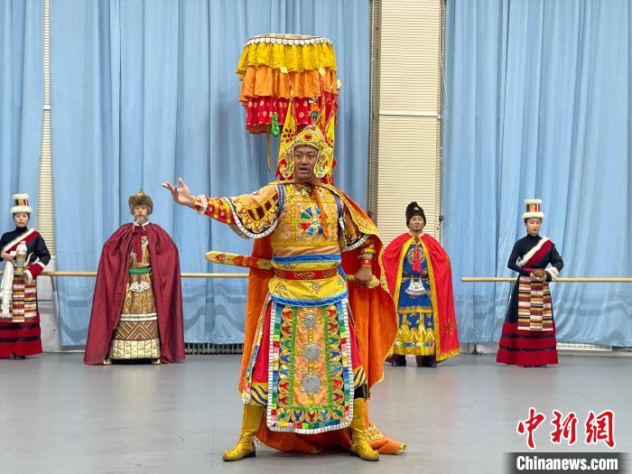 圖為格薩爾劇展演?！∠锴凡抛?供圖