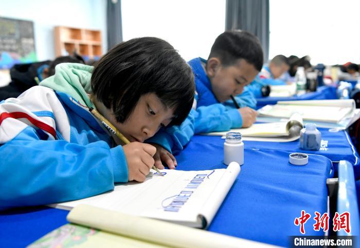 3月14日，西藏拉薩市第一小學(xué)一年級六班的學(xué)生們在藏語文課上書寫藏文?！±盍?攝