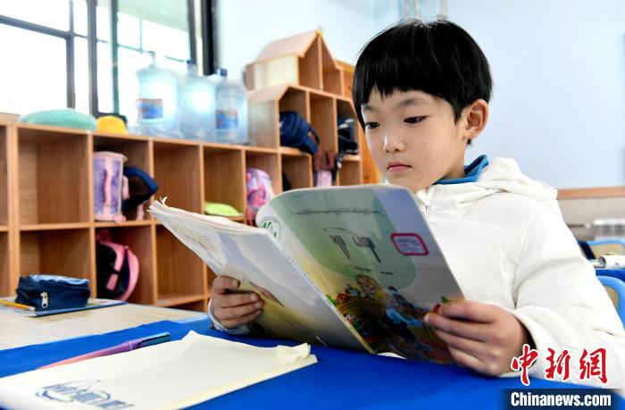 3月14日，西藏拉薩市第一小學(xué)一年級六班學(xué)生丁增樂吉在閱讀藏語課本?！±盍?攝