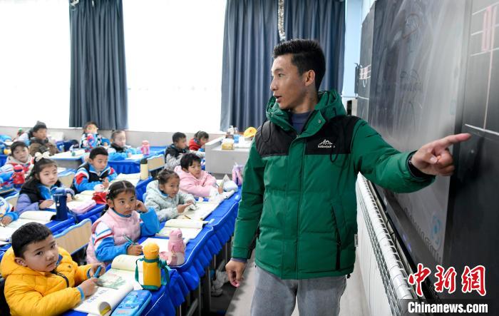 3月14日，西藏拉薩市第一小學(xué)藏語文老師拉巴次仁在課堂上。　李林 攝