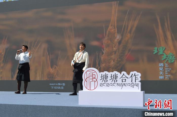 “康巴漢子”現(xiàn)場獻(xiàn)唱?！≈炝杞?攝