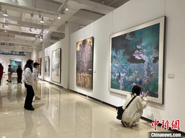 圖為全國青年教師中國畫學(xué)術(shù)邀請展吸引學(xué)生觀展。　鐘旖 攝