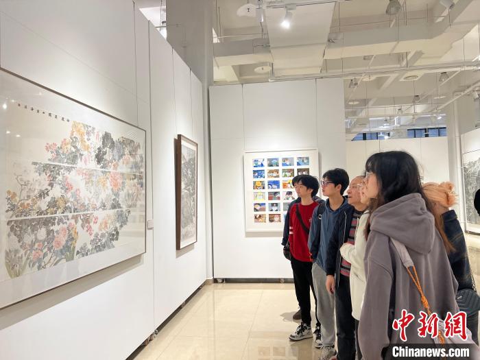 圖為全國青年教師中國畫學(xué)術(shù)邀請展現(xiàn)場?！＄婌?攝