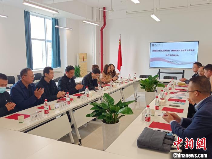 圖為座談會(huì)議現(xiàn)場(chǎng)?！「裆?攝