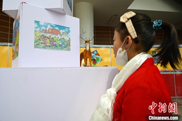 圖為學(xué)生參觀繪畫展?！≮w朗 攝