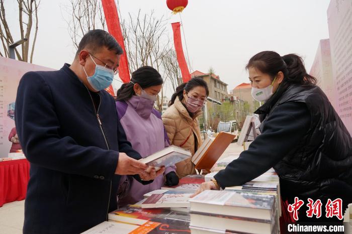 圖為民眾在活動現(xiàn)場購書。　馬銘言 攝