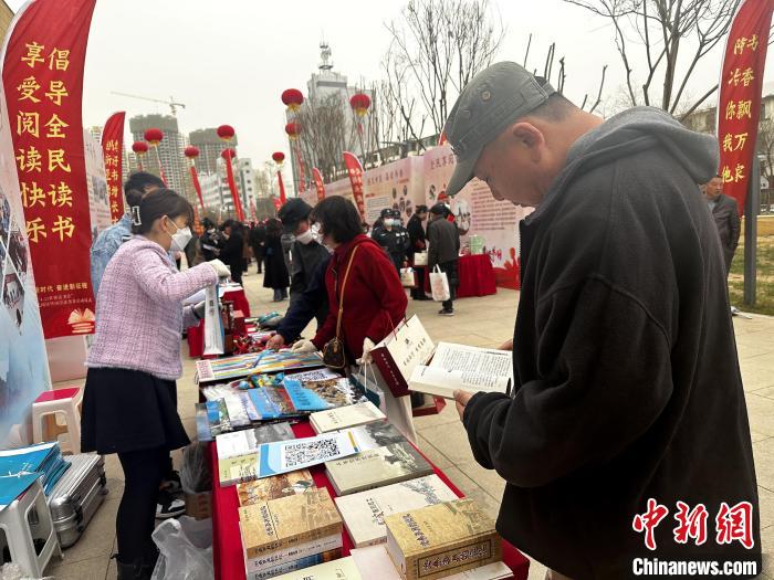 圖為民眾在活動現(xiàn)場讀書、購書?！±铍h 攝