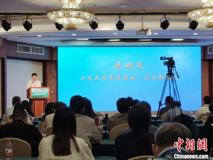 山東大學(xué)黨委常委、宣傳部部長(zhǎng)桑曉旻在現(xiàn)場(chǎng)致辭。　王采怡 攝