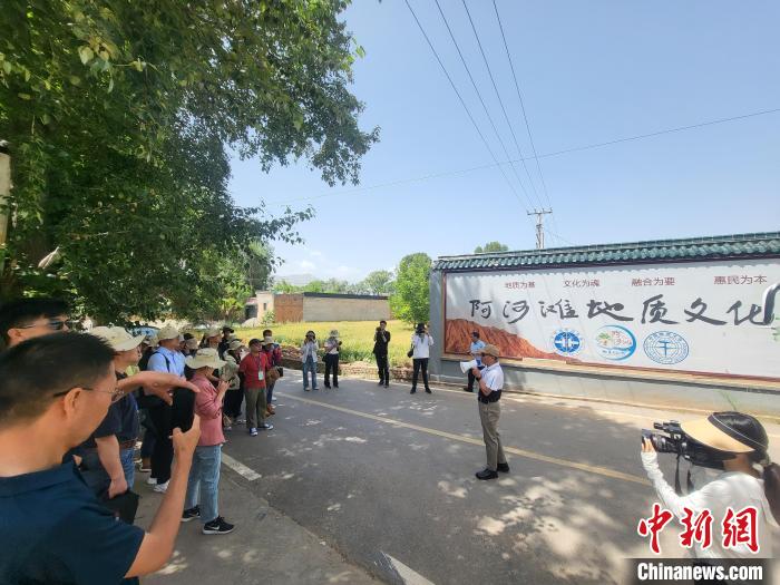圖為中國(guó)地質(zhì)大學(xué)(北京)教授張緒教介紹村落情況?！『衍?攝