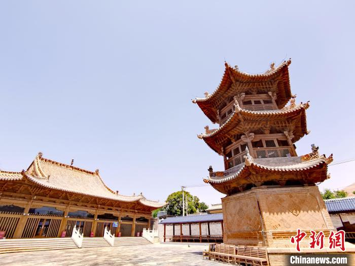 圖為阿河灘清真寺局部?！?zhí)砀?攝