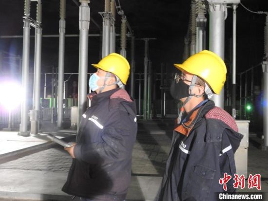 圖為5月10日凌晨，國網(wǎng)青海檢修公司柴達木換流站運維人員在進行柴拉直流系統(tǒng)停電操作?！∫杂?攝