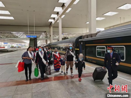 圖為拉薩車站工作人員為西藏先心病患兒和陪同人員提供“綠色”接力幫扶，并開通了專門通道，讓他們快速進(jìn)站上車。拉薩車站 供圖