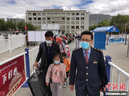 圖為拉薩車站工作人員為西藏先心病患兒和陪同人員提供“綠色”接力幫扶，并開通了專門通道，讓他們快速進(jìn)站上車。拉薩車站 供圖