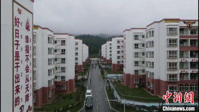 越西縣最大的易地扶貧搬遷安置點——城北感恩社區(qū)?！『武?攝