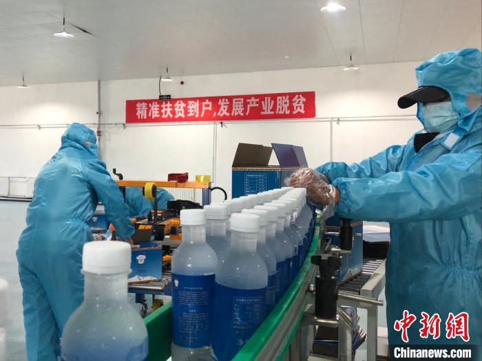 圖為阿里地區(qū)措勤縣某飲用水加工公司，該公司以“基地+公司+貧困民眾”為運(yùn)營(yíng)模式，帶動(dòng)貧困民眾68戶232人?！≈x牧 攝
