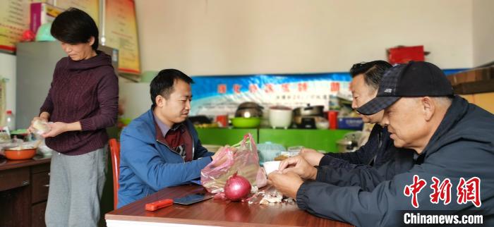 圖為扶貧路上“臨時一家人”準備午餐?！∥航ㄜ?攝