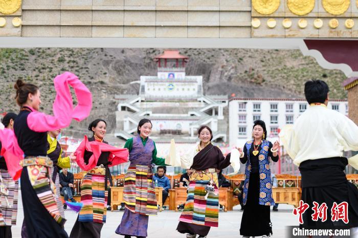 圖為西藏昌都市洛隆縣易地搬遷安置點(diǎn)阿托卡小康示范新村村民載歌載舞慶脫貧(資料圖)?！『闻罾?攝