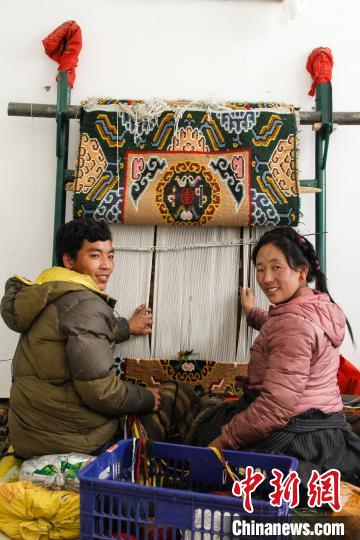 圖為1月15日，在日喀則市謝瑪氆氌農(nóng)村合作社，拉孜村一對夫婦在編織卡墊(資料圖)?！≮w朗 攝
