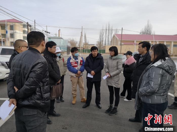 圖為青海大學(xué)工作人員正在現(xiàn)場考察該項(xiàng)目進(jìn)行情況?！±罱瓕?攝