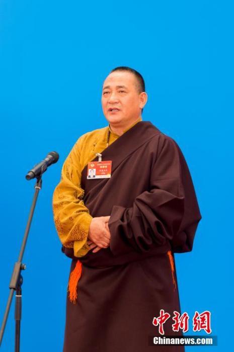 3月10日，全國(guó)政協(xié)十三屆四次會(huì)議第三場(chǎng)“委員通道”采訪(fǎng)活動(dòng)在北京人民大會(huì)堂新聞發(fā)布廳舉行。圖為全國(guó)政協(xié)委員洛桑山丹通過(guò)網(wǎng)絡(luò)視頻方式接受媒體采訪(fǎng)。<a target='_blank' ><p  align=