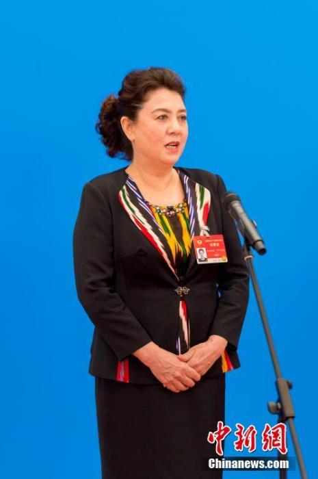 3月10日，全國(guó)政協(xié)十三屆四次會(huì)議第三場(chǎng)“委員通道”采訪(fǎng)活動(dòng)在北京人民大會(huì)堂新聞發(fā)布廳舉行。圖為全國(guó)政協(xié)委員古麗帕麗·阿不都拉通過(guò)網(wǎng)絡(luò)視頻方式接受媒體采訪(fǎng)。<a target='_blank' ><p  align=
