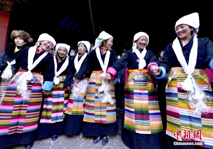 資料圖為2014年12月6日，拉薩民眾歡度“仙女節(jié)”。 <a target='_blank' href='/'><p  align=