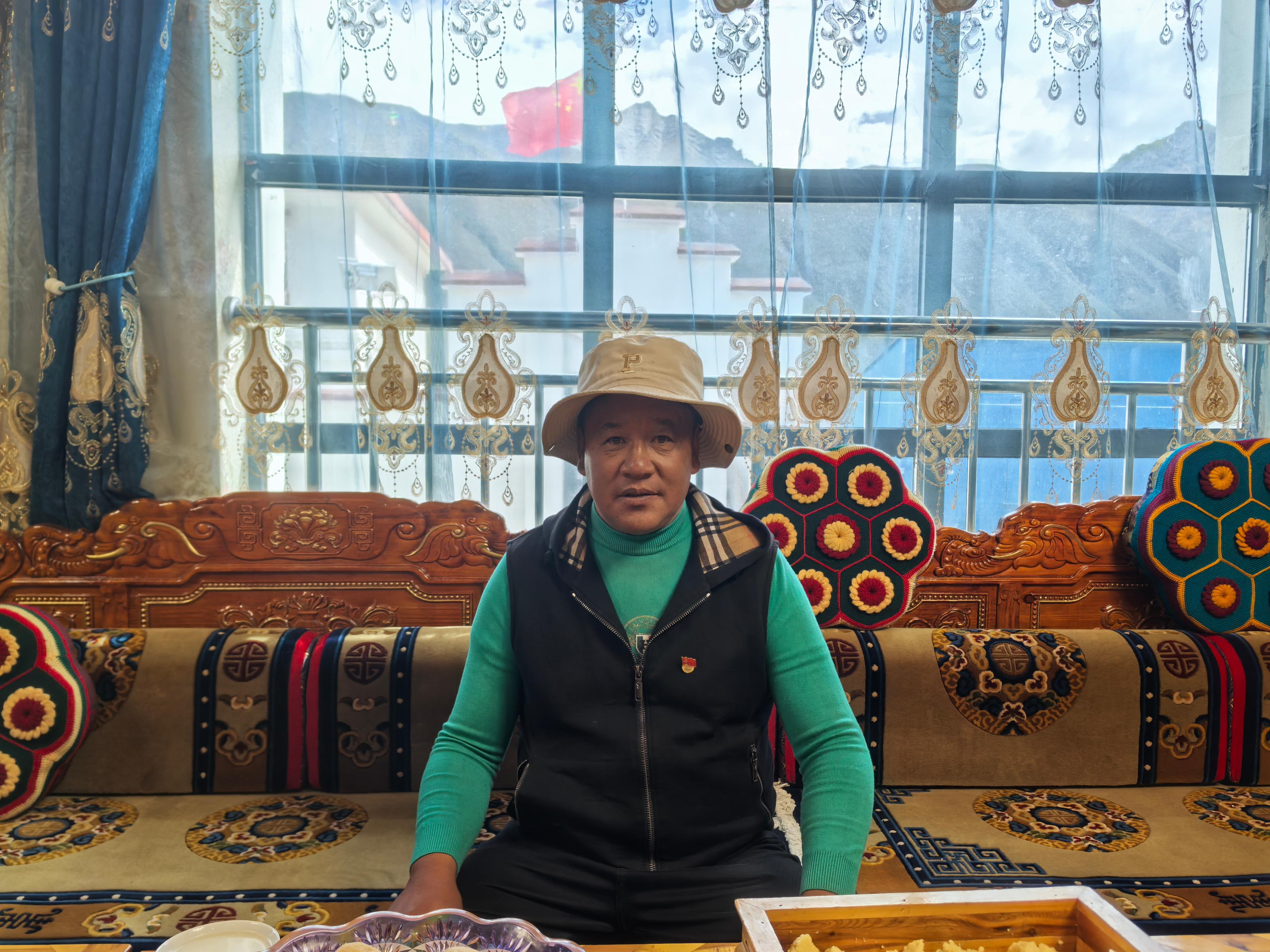 斯定咔村村民在自家客廳。 人民網(wǎng)記者 黃玉琦攝