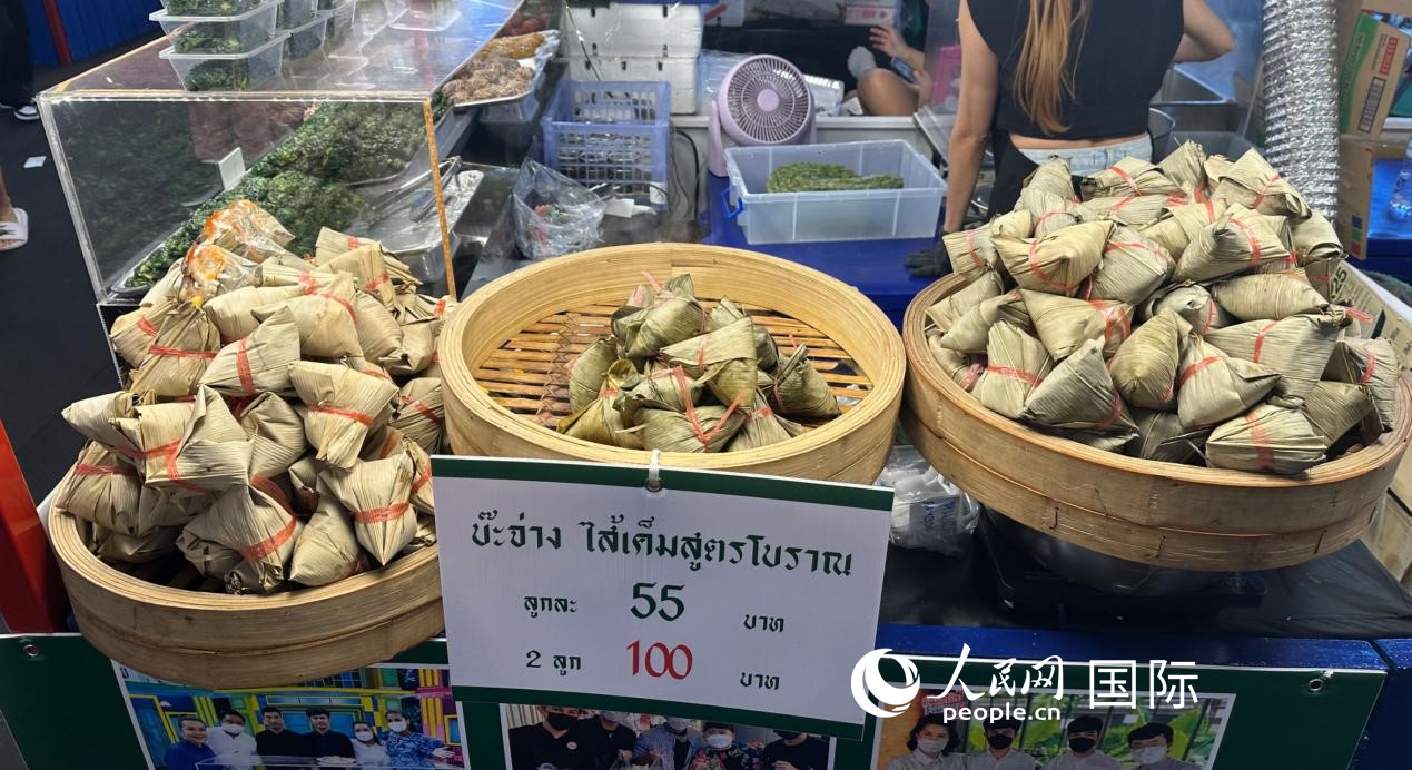 泰國(guó)街頭小吃店售賣粽子。人民網(wǎng)記者 簡(jiǎn)承淵攝
