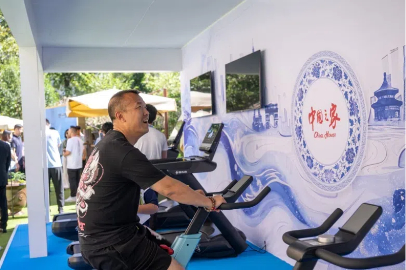 參觀者在智慧體育公園體驗(yàn)動(dòng)感單車。巴黎