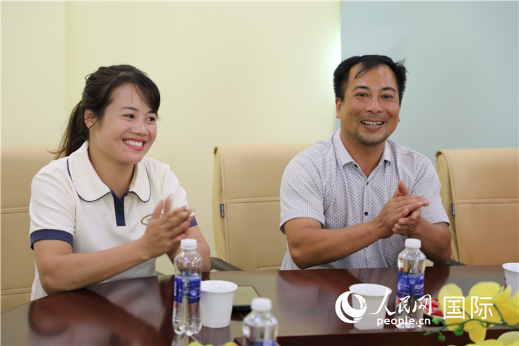 越南沙巴市黃連寄宿制民族小學(xué)老師阮氏秋姮、阮文享。人民網(wǎng)記者簡(jiǎn)承淵攝