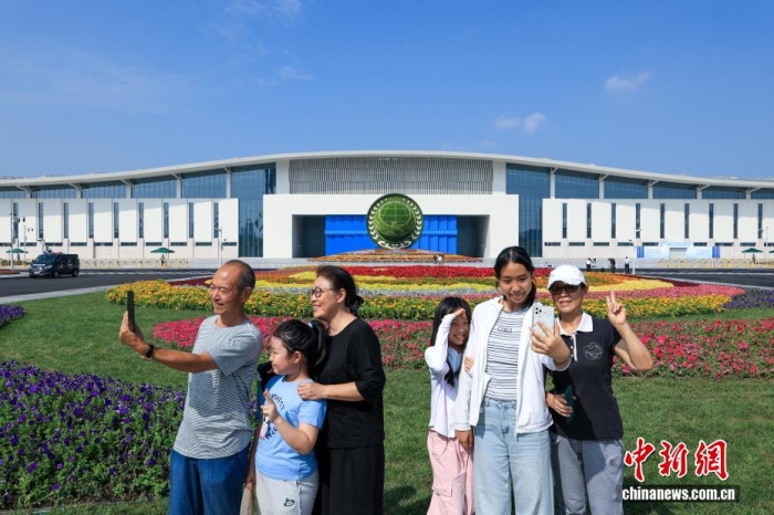 8月31日，天津，市民在2025年上海合作組織峰會(huì)主會(huì)場(chǎng)外自拍。當(dāng)日，2025年上海合作組織峰會(huì)在天津舉行。<a target='_blank' href='/'><p  align=