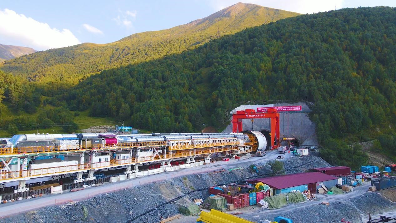 “高加索號”單護盾硬巖掘進(jìn)機（TBM）。中鐵隧道局格魯吉亞KK公路隧道項目部供圖