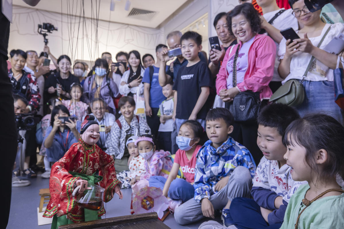 5月1日，廣州市白鵝潭大灣區(qū)藝術(shù)中心非物質(zhì)文化遺產(chǎn)館內(nèi)，精彩的梅縣提線木偶戲表演吸引了眾多游客駐足觀賞。 來源：人民圖片網(wǎng)