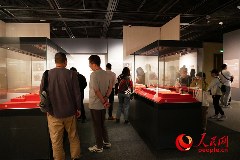 “五一”假期，游客在首都博物館參觀展覽。人民網(wǎng)記者 韋衍行攝