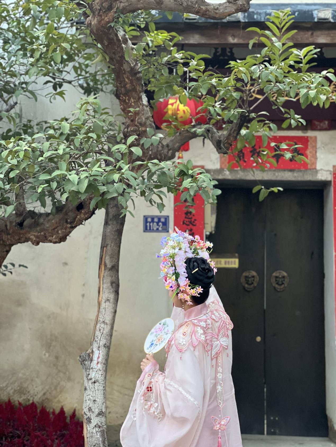 福建泉州，頭戴簪花的游客正拍照留念。人民網(wǎng) 歐陽(yáng)易佳攝