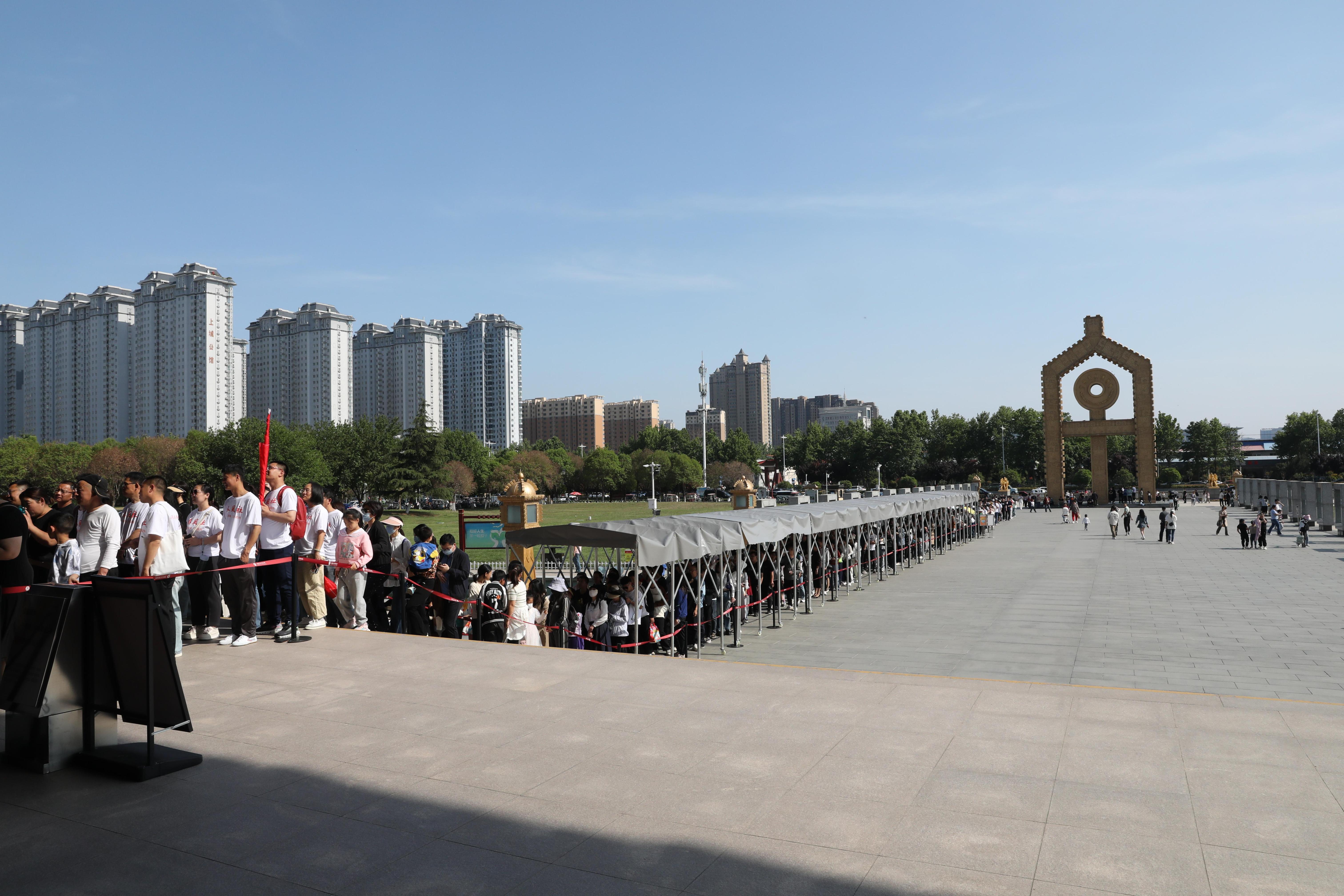 “五一”期間，中國(guó)文字博物館外游客有序排隊(duì)。中國(guó)文字博物館供圖