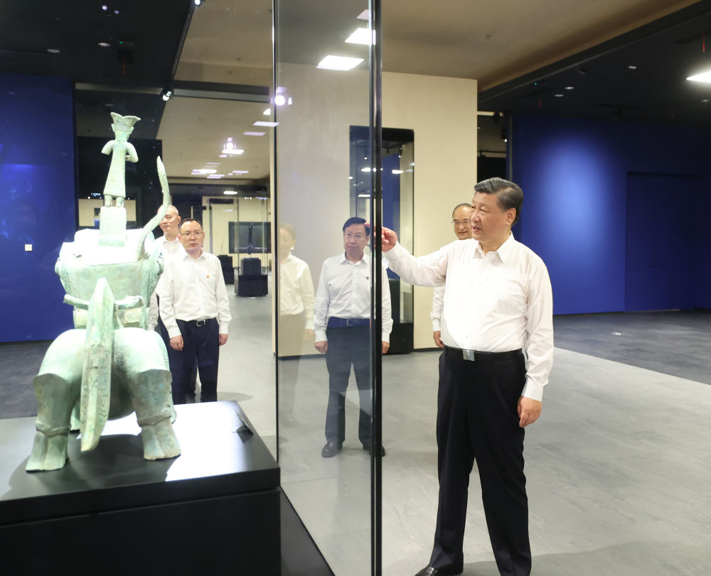 2023年7月26日，習(xí)近平總書記在四川省德陽(yáng)市考察了三星堆博物館，了解當(dāng)?shù)貧v史文化遺址發(fā)掘研究、文物保護(hù)修復(fù)等情況。