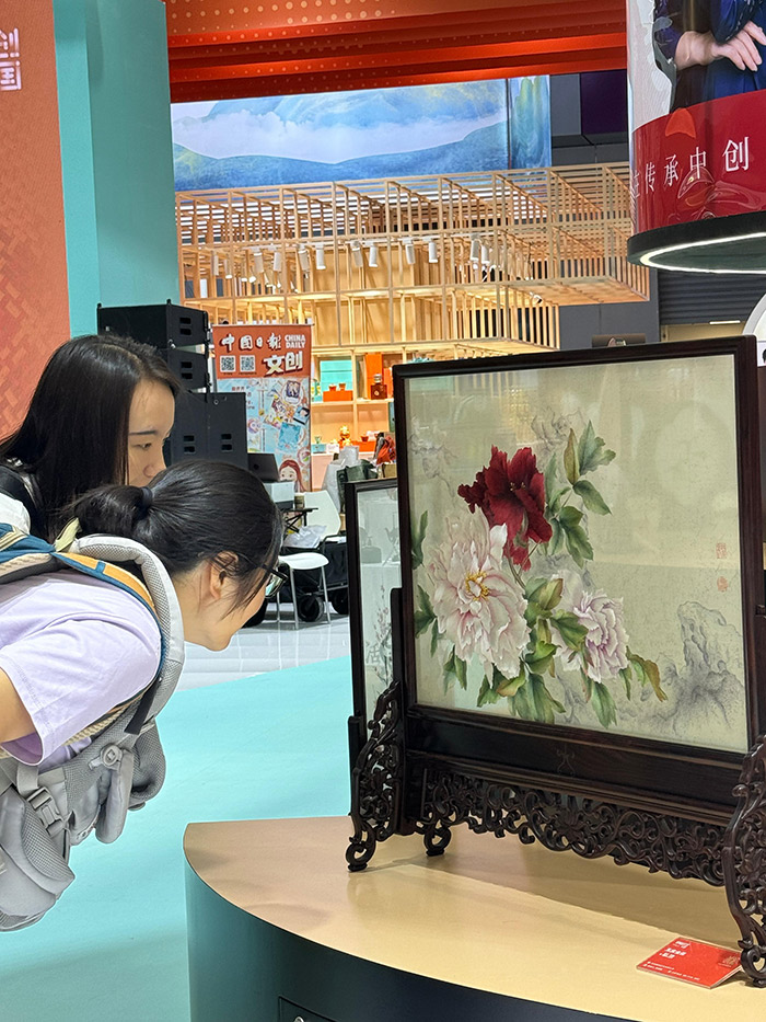 “文創(chuàng)中國”專題展區(qū)。參展觀眾供圖