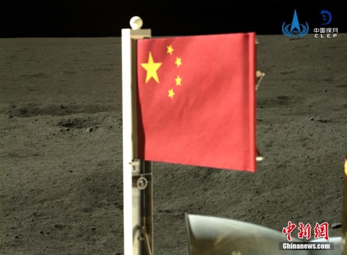 6月4日，中國國家航天局公布了嫦娥六號探測器在月球背面的五星紅旗展示影像。鮮艷的五星紅旗再次閃耀月球，這也是中國首次在月球背面獨立動態(tài)展示國旗。<a target='_blank' href='/'><p  align=